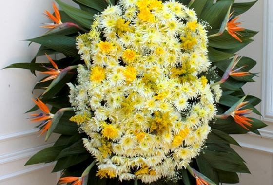 [•	Homenageie quem partiu com flores e carinho.]